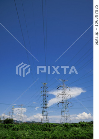 送電線鉄塔と青空 106397885