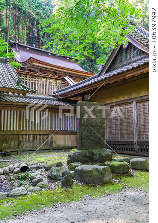 山梨県韮崎市の武田八幡宮　本殿と拝殿 106397942