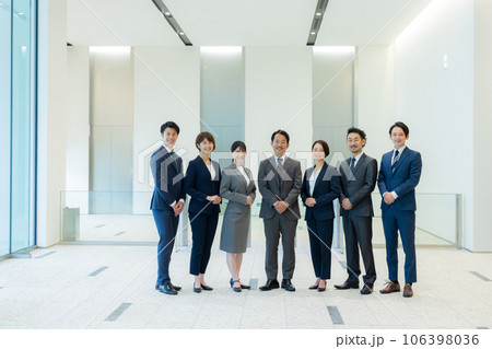 スーツ ビジネスマン 大勢 スーツ ビジネスマン 大勢 106398036