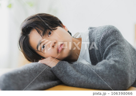 ニットの男性 106398066