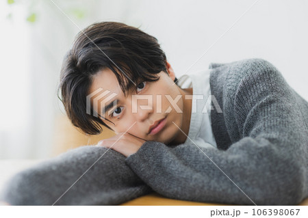 ニットの男性 106398067