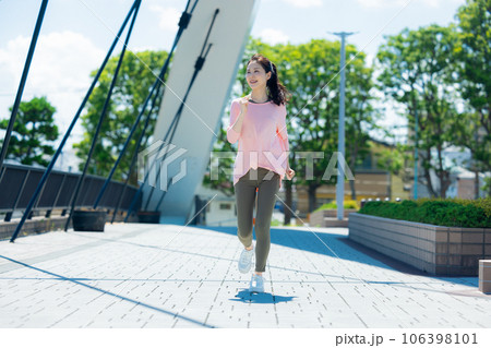 ランニングする女性 106398101