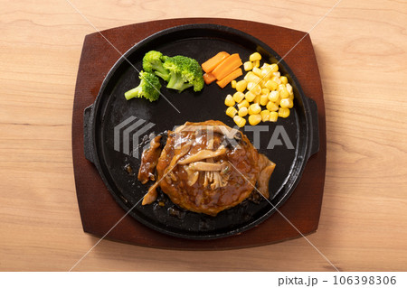 和風ハンバーグステーキ　(キノコ＆オニオンソース) 106398306