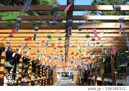 涼を感じる風鈴の音色　宮城県竹駒神社 106398322