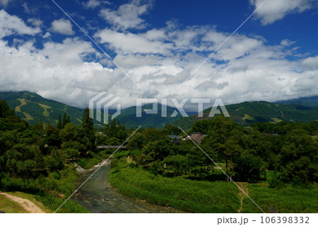 真夏の大出公園と北アルプスを隠す雲 106398332