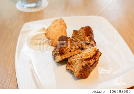 お皿に乗ったカットされたバウムクーヘン 106398609