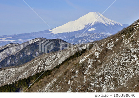 真冬の富士山 丹沢の塔ノ岳 大倉尾根より望むの写真素材 [106398640