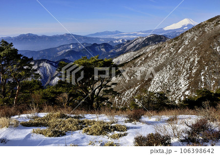 冬の富士山と丹沢山地　塔ノ岳の大倉尾根より望む 106398642