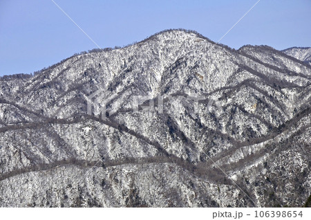 冬の丹沢山地　塔ノ岳より雪景色の檜洞丸を望む 106398654