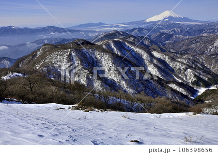 冬の丹沢山地 塔ノ岳山頂より富士山を望む展望 冬の丹沢山地 塔ノ岳山頂より富士山を望む展望 106398656