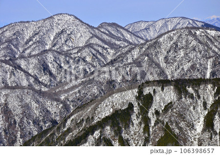 冬の丹沢山地　塔ノ岳山頂より雪化粧の檜洞丸と大室山を望む 106398657