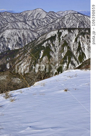 冬の丹沢山地 厳冬の塔ノ岳山頂より檜洞丸と大室山を望む 冬の丹沢山地 厳冬の塔ノ岳山頂より檜洞丸と大室山を望む 106398659