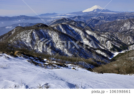 冬の丹沢山地 厳冬の塔ノ岳山頂より富士山を望む 冬の丹沢山地 厳冬の塔ノ岳山頂より富士山を望む 106398661