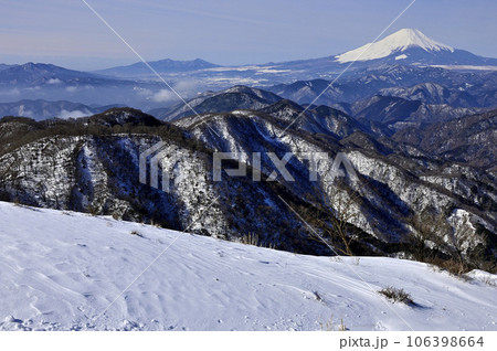 雪の丹沢山地　厳冬の塔ノ岳山頂より望む富士山 106398664