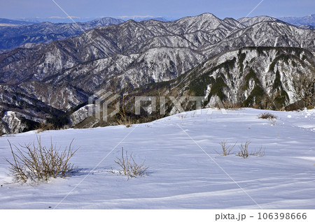 厳冬の丹沢山地　雪の塔ノ岳山頂より望む道志山塊と西丹沢と南アルプス 106398666