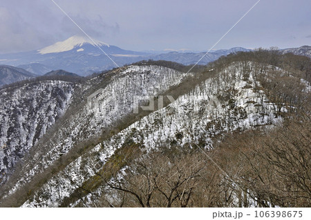 雪の丹沢山地 鍋割山稜の小丸より望む富士山と鍋割山 雪の丹沢山地 鍋割山稜の小丸より望む富士山と鍋割山 106398675