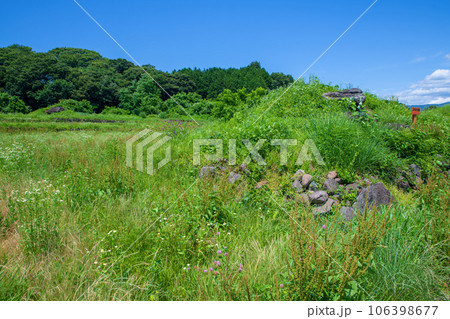奈良古墳群　2号古墳　真夏の風景　沼田市　　 106398677
