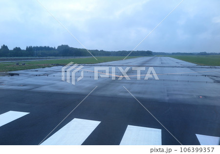 滑走路 茨城空港の滑走路端に設置された、クラッシュバリア（旅客機の窓から）の写真素材 [106399357] - PIXTA