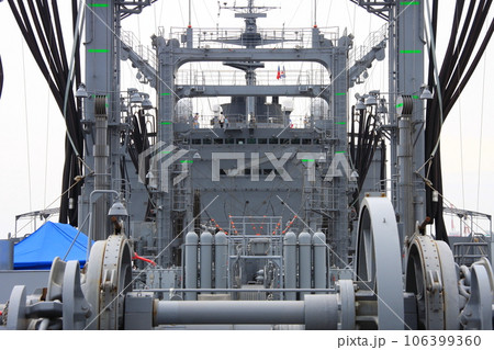 海上自衛隊の補給艦・AOE-423「ときわ」：前方から眺めたブリッジ方向 106399360