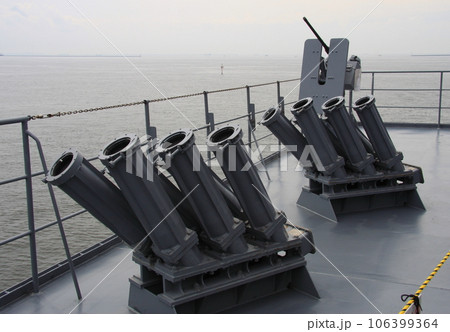 海上自衛隊の補給艦・AOE-423「ときわ」：デコイ発射用チューブ 106399364