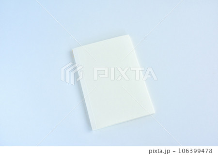 白い本　白素材　白バック　白イメージ　本　書籍　ブック 106399478