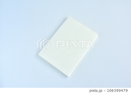 白い本　白素材　白バック　白イメージ　本　書籍　ブック 106399479
