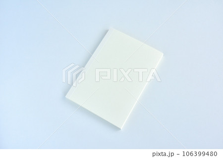 白い本　白素材　白バック　白イメージ　本　書籍　ブック 106399480
