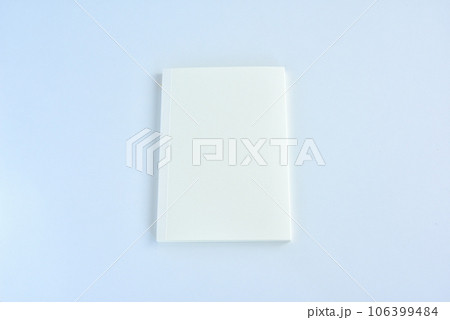 白い本　白素材　白バック　白イメージ　本　書籍　ブック 106399484