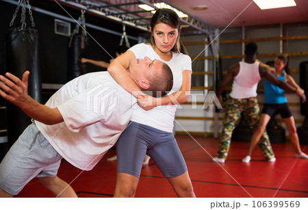 Woman makes choke hold in self-defense training Stock Photo - Alamy