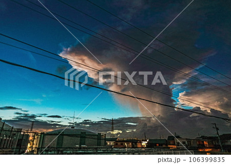 湧き上がるきのこ雲 106399835