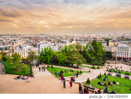 夕暮れのパリ　モンマルトルの丘から眺望 106399904