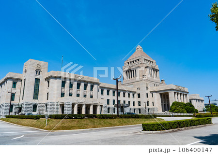 晴れの青空と政治の中心地である国会議事堂の風景|東京都千代田区永田町 晴れの青空と政治の中心地である国会議事堂の風景|東京都千代田区永田町 106400147