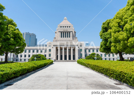 晴れの青空と政治の中心地である国会議事堂の風景|東京都千代田区永田町 晴れの青空と政治の中心地である国会議事堂の風景|東京都千代田区永田町 106400152