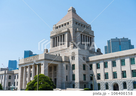 晴れの青空と政治の中心地である国会議事堂の風景｜東京都千代田区永田町 106400158