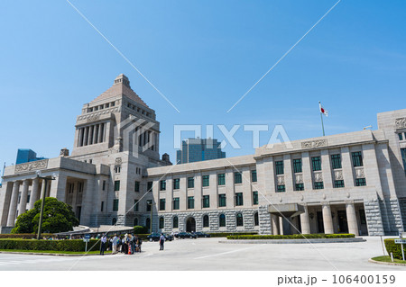 晴れの青空と政治の中心地である国会議事堂の風景｜東京都千代田区永田町 106400159