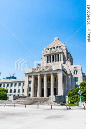 晴れの青空と政治の中心地である国会議事堂の風景｜東京都千代田区永田町 106400161