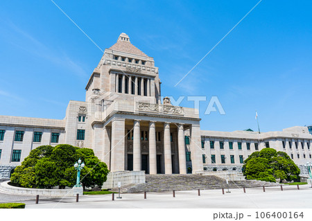 晴れの青空と政治の中心地である国会議事堂の風景|東京都千代田区永田町 晴れの青空と政治の中心地である国会議事堂の風景|東京都千代田区永田町 106400164