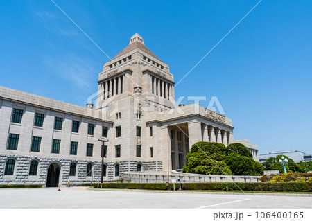 晴れの青空と政治の中心地である国会議事堂の風景|東京都千代田区永田町 晴れの青空と政治の中心地である国会議事堂の風景|東京都千代田区永田町 106400165