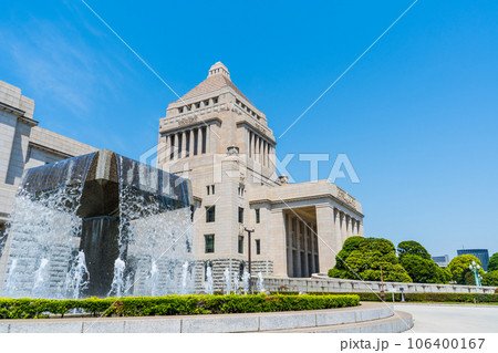 晴れの青空と政治の中心地である国会議事堂の風景|東京都千代田区永田町 晴れの青空と政治の中心地である国会議事堂の風景|東京都千代田区永田町 106400167