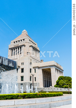 晴れの青空と政治の中心地である国会議事堂の風景|東京都千代田区永田町 晴れの青空と政治の中心地である国会議事堂の風景|東京都千代田区永田町 106400168
