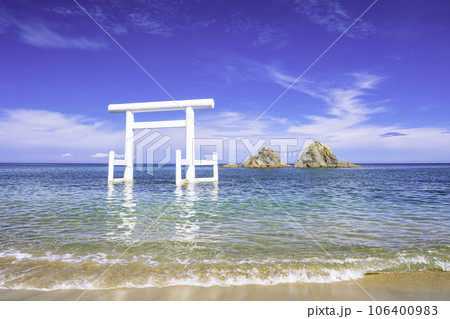 二見ヶ浦の透明感あふれる美しい海と白い鳥居と夫婦岩（福岡県糸島市） 106400983