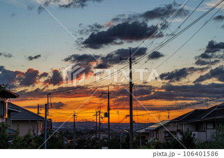 2023夏　奈良市街地の夕景　日没後遠景の山並みに見えた夕焼け空に浮かぶ積雲と黄金色に染まる街➂ 106401586