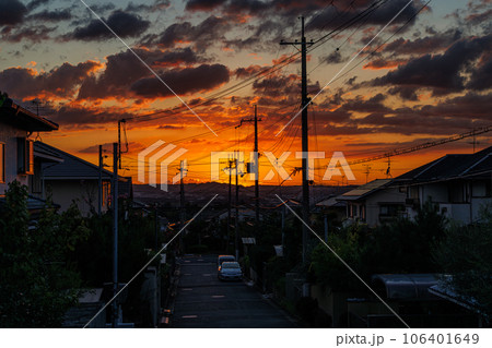 2023夏　奈良市街地の夕景　日没後の空に残った夕焼け空と浮浪雲① 106401649