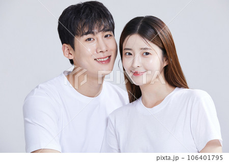 korean asian young couple sitting korean asian young couple sitting 106401795