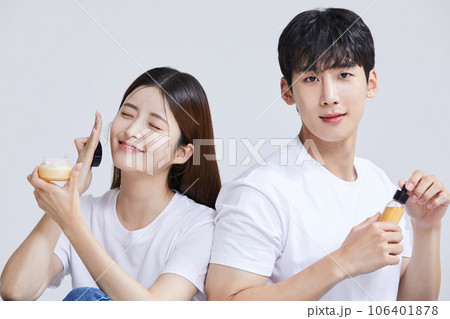 korean asian young couple with cosmetics 106401878