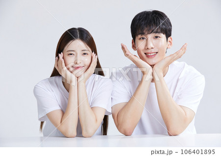 korean asian young couple in a chin rest pose korean asian young couple in a chin rest pose 106401895