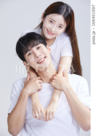 korean asian young couple cuddling korean asian young couple cuddling 106401897