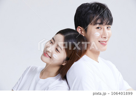 korean asian young couple with creems, cosmetics 106401899