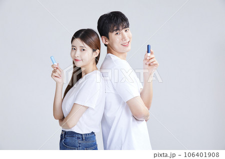korean asian young couple holding lipbalm 106401908