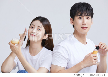 korean asian young couple with cosmetics 106401971